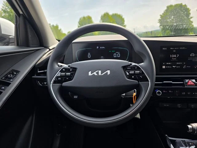 New 2026 Snow White Pearl Kia LX image 22