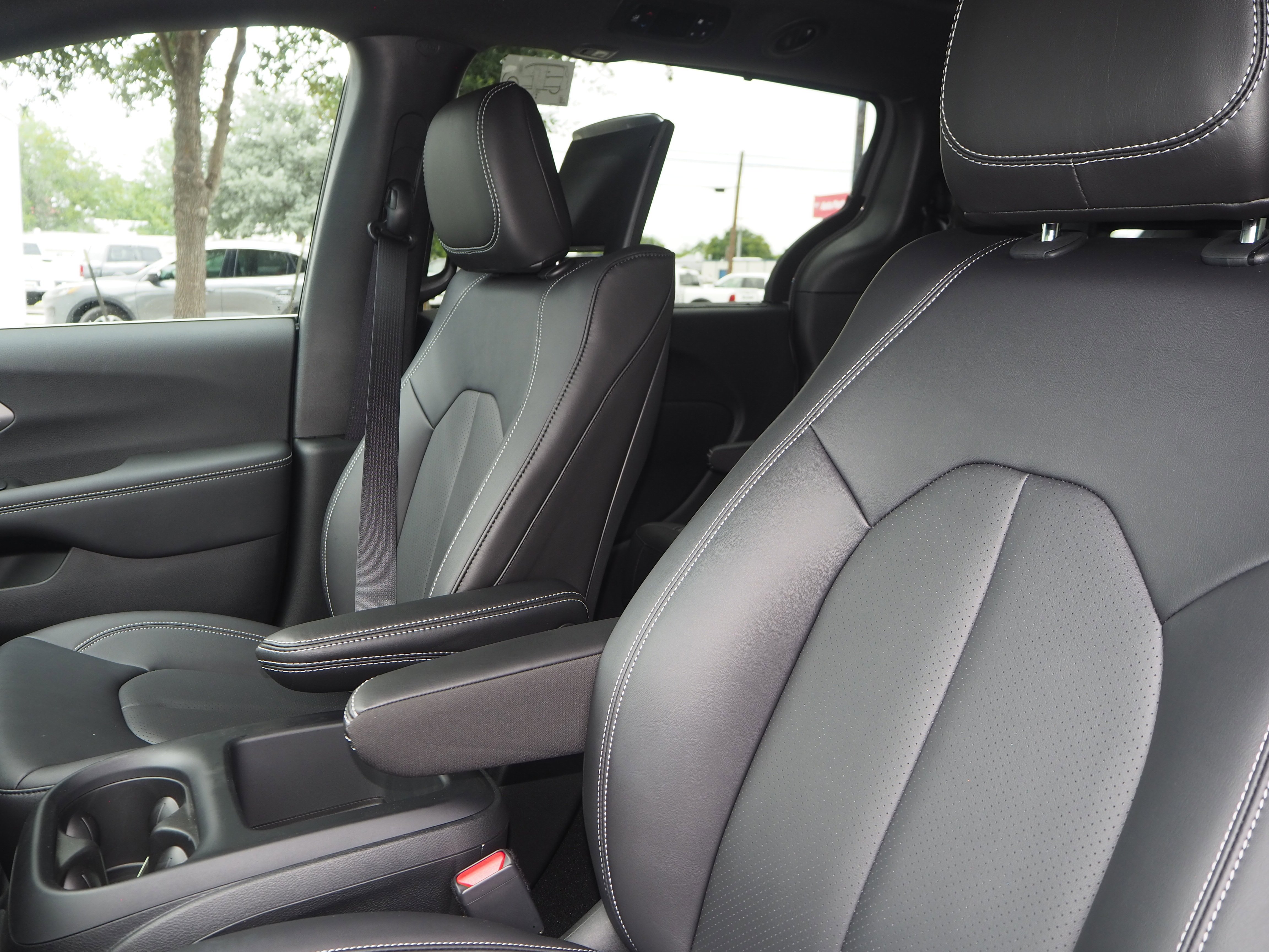 New 2025 Ceramic Gray Clear-Coat Exterior Paint Chrysler Select image 15