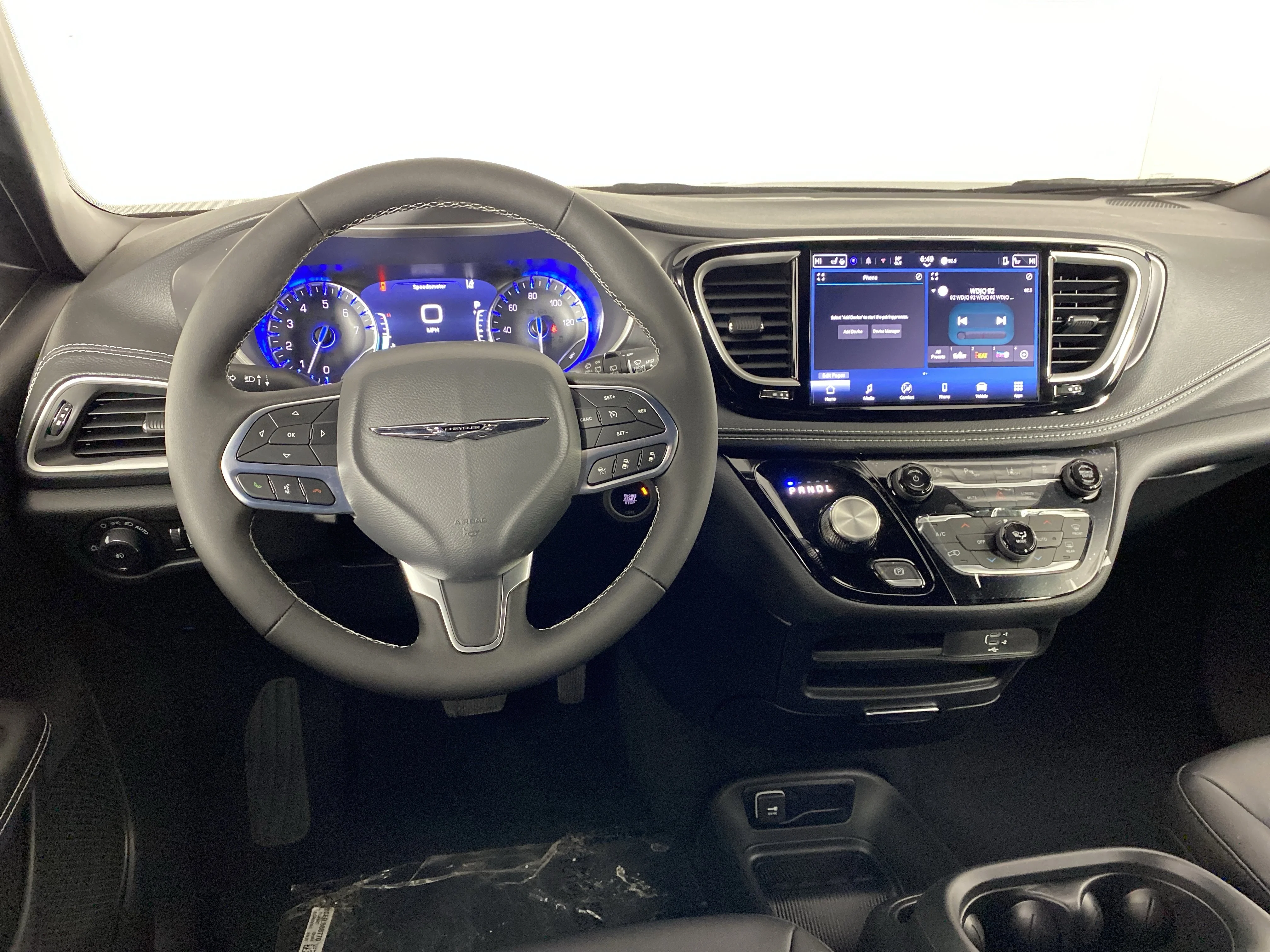 New 2026 Diamond Black Crystal Pearl-Coat Exterior Paint Chrysler Select image 16