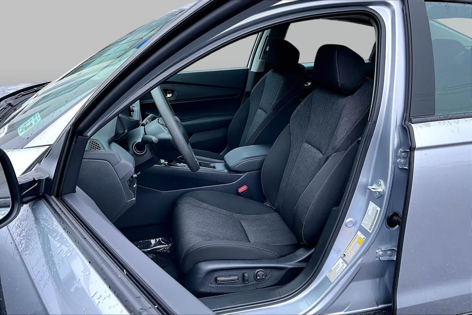 Used 2025 Solar Silver Metallic Honda SE image 8