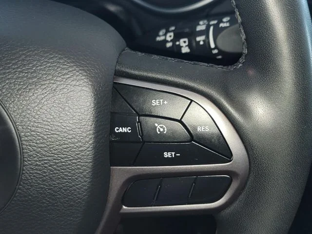 Used 2022 White Jeep Latitude Lux image 17