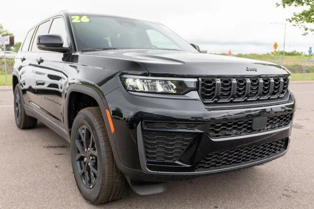 New 2026 Diamond Black Crystal Pearlcoat Jeep Altitude image 4