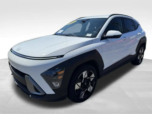 Used 2025 White Hyundai SEL image 3