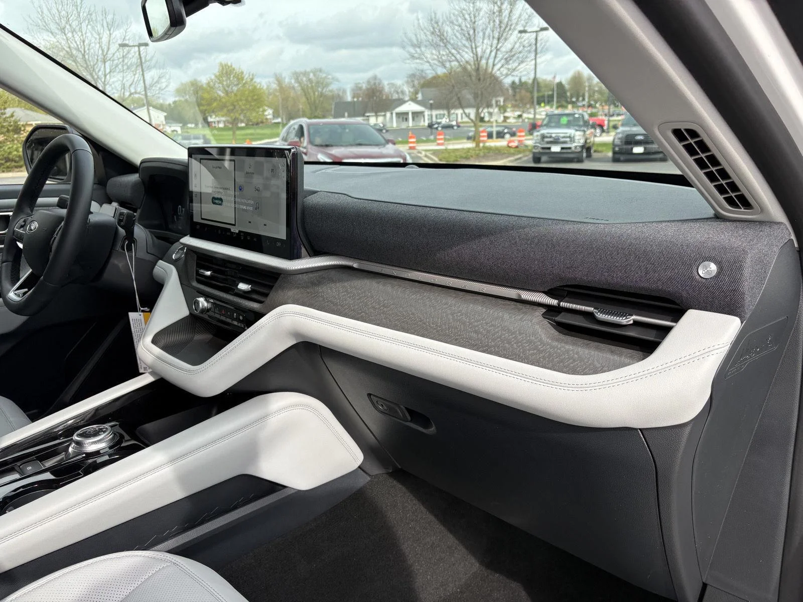 New 2026 Star White Metallic Tri-Coat Ford Platinum™ image 24