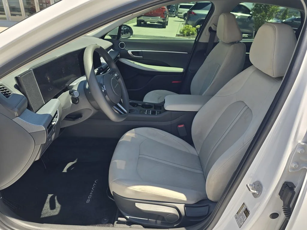 Used 2025 Serenity White Hyundai SE image 11