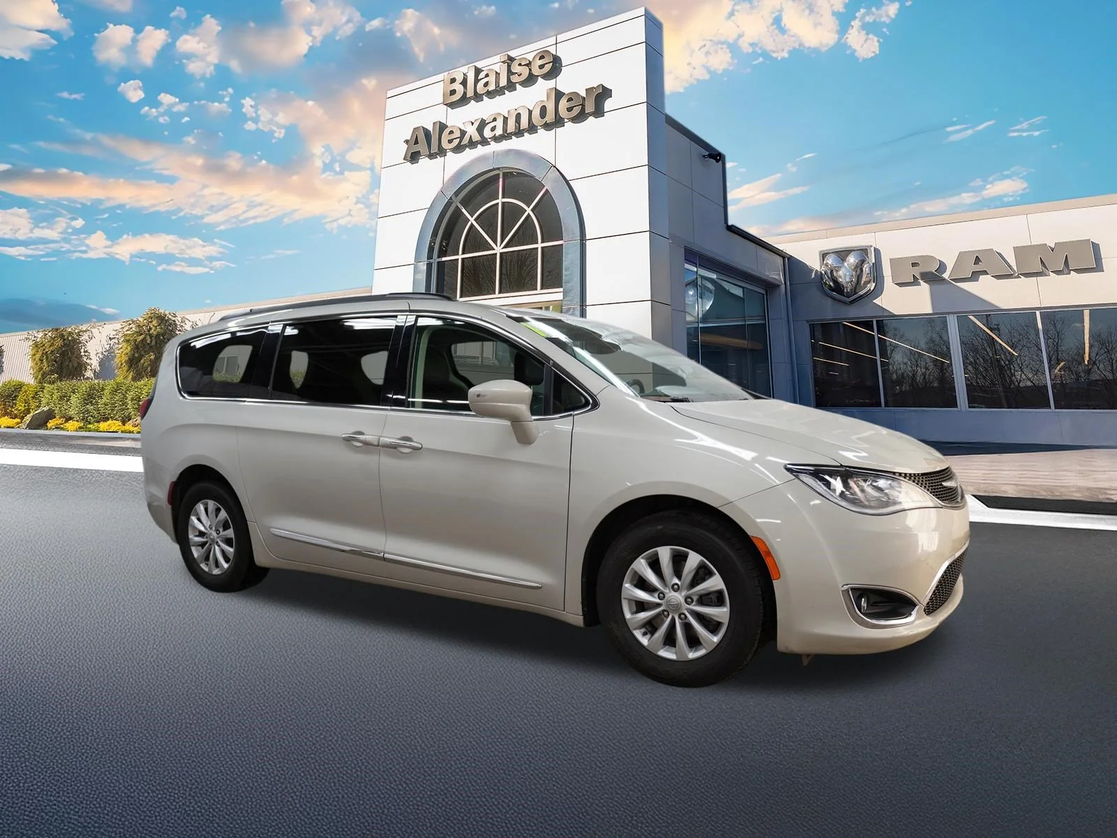 2017 Chrysler Pacifica Touring-L's photo