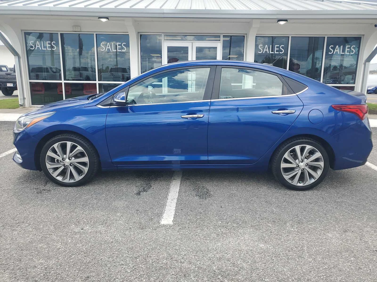 Used 2022  Hyundai Limited image 2