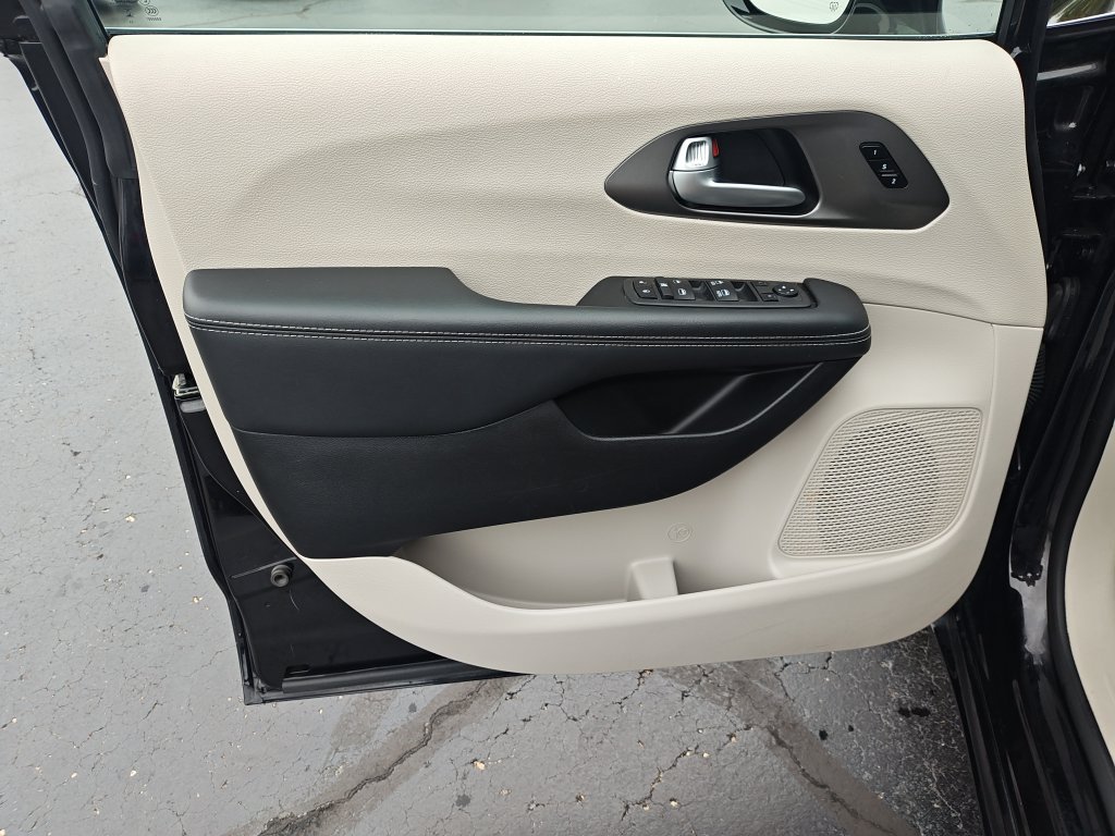 Used 2024 Black Chrysler Touring L image 12
