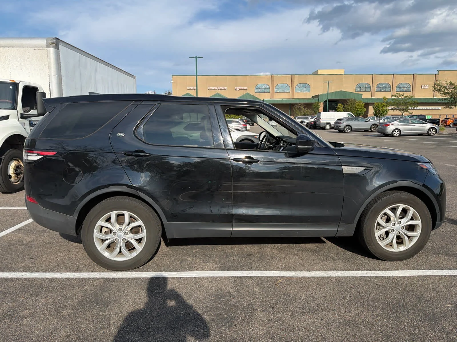 Used 2020 Farallon Black Premium Metallic Land Rover SE image 4