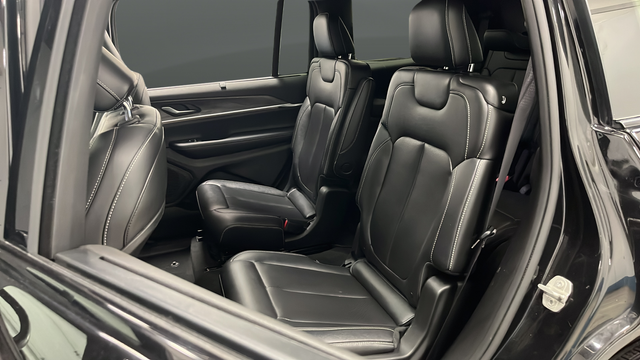 Used 2024 Diamond Black Crystal Pearlcoat Jeep Limited image 23
