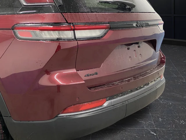 New 2026 Velvet Red Pearl-Coat Exterior Paint Jeep Altitude image 36