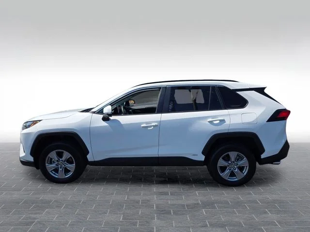 Used 2025 White Toyota XLE image 4