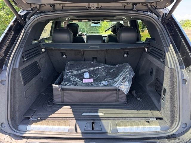 New 2026 Santorini Black Land Rover Dynamic SE image 10