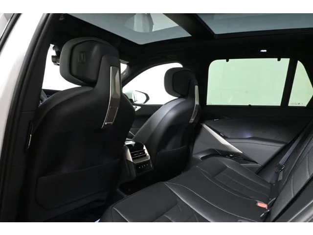 New 2027 Mineral White Metallic BMW 40 xDrive image 26