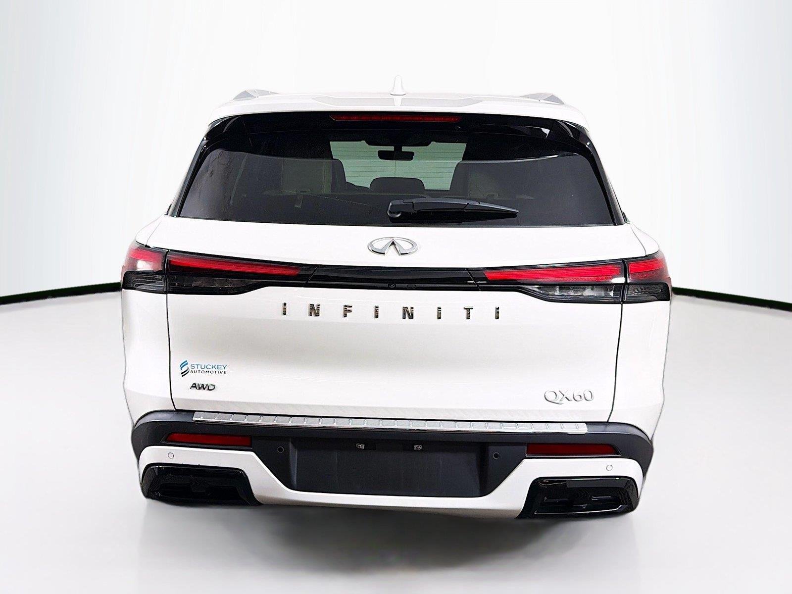 Used 2023 Majestic White INFINITI LUXE image 10