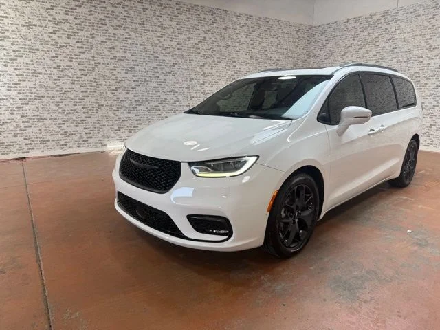 Used 2022 Bright White Clearcoat Chrysler Limited image 3