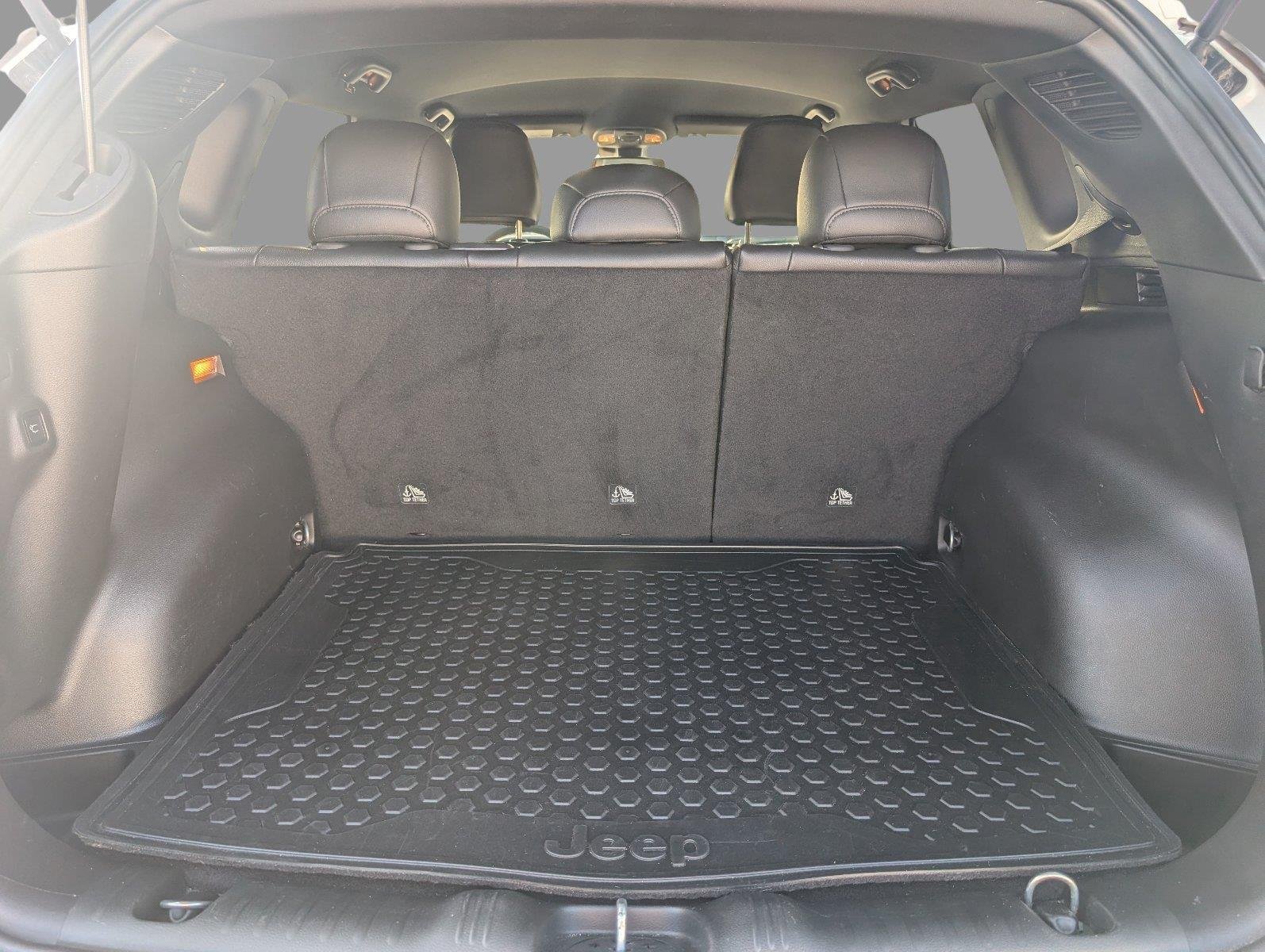 Used 2025 Bright White Clearcoat Jeep Latitude image 5