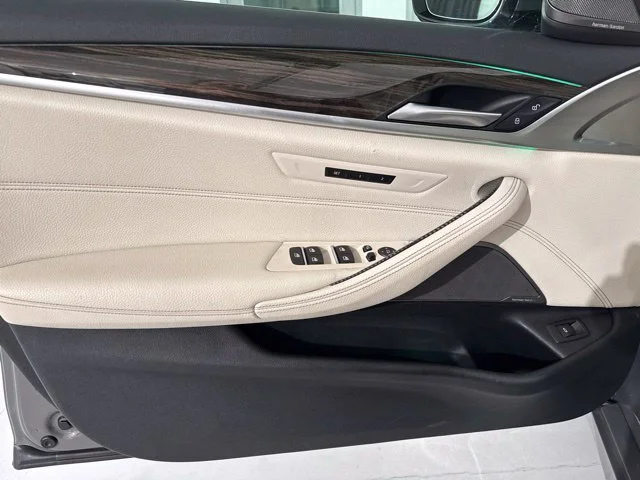 Used 2021 Gray BMW 530i xDrive image 21