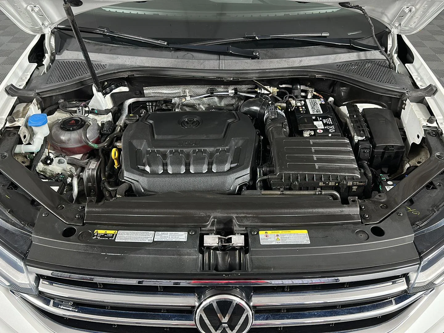 Used 2022 Oryx White Pearl Volkswagen SEL R-Line image 2