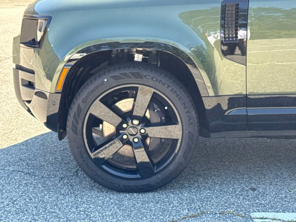 New 2026 Woolstone Green Land Rover X-Dynamic SE image 9