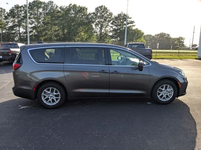 Used 2023 Granite Crystal Metallic Clearcoat Chrysler Touring L image 6