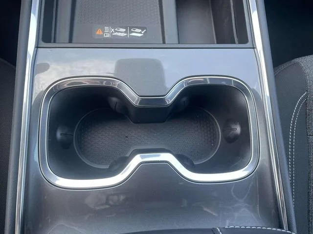 New 2025 Summit White GMC Elevation image 18