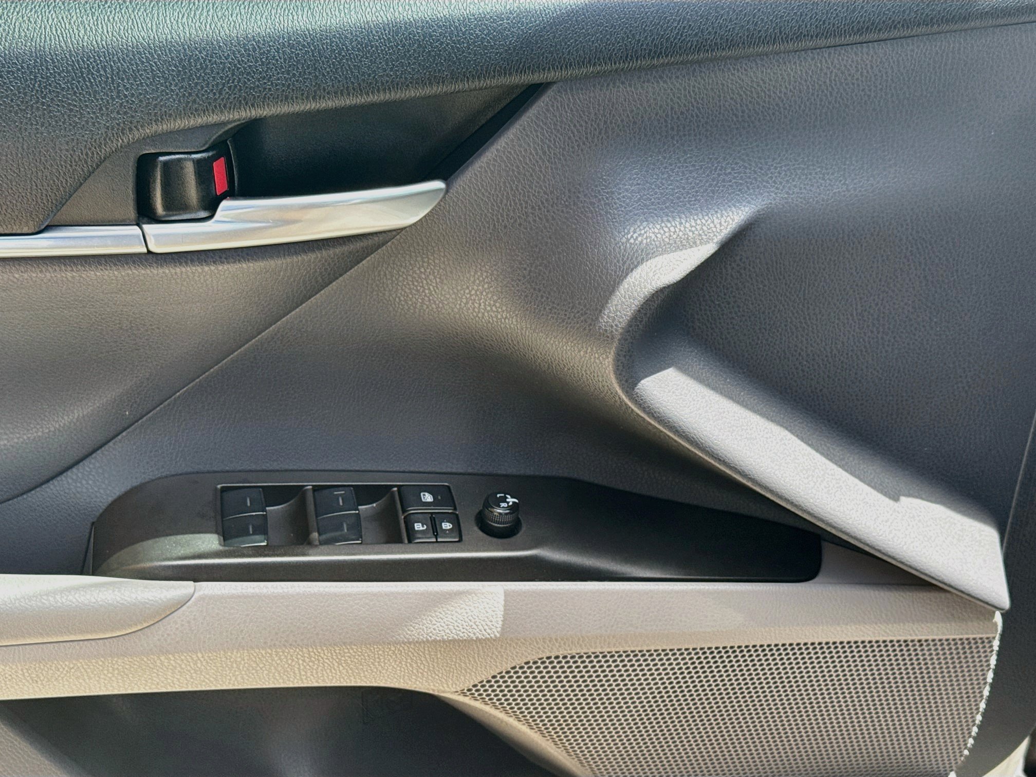 Used 2023 Ice Toyota LE image 14
