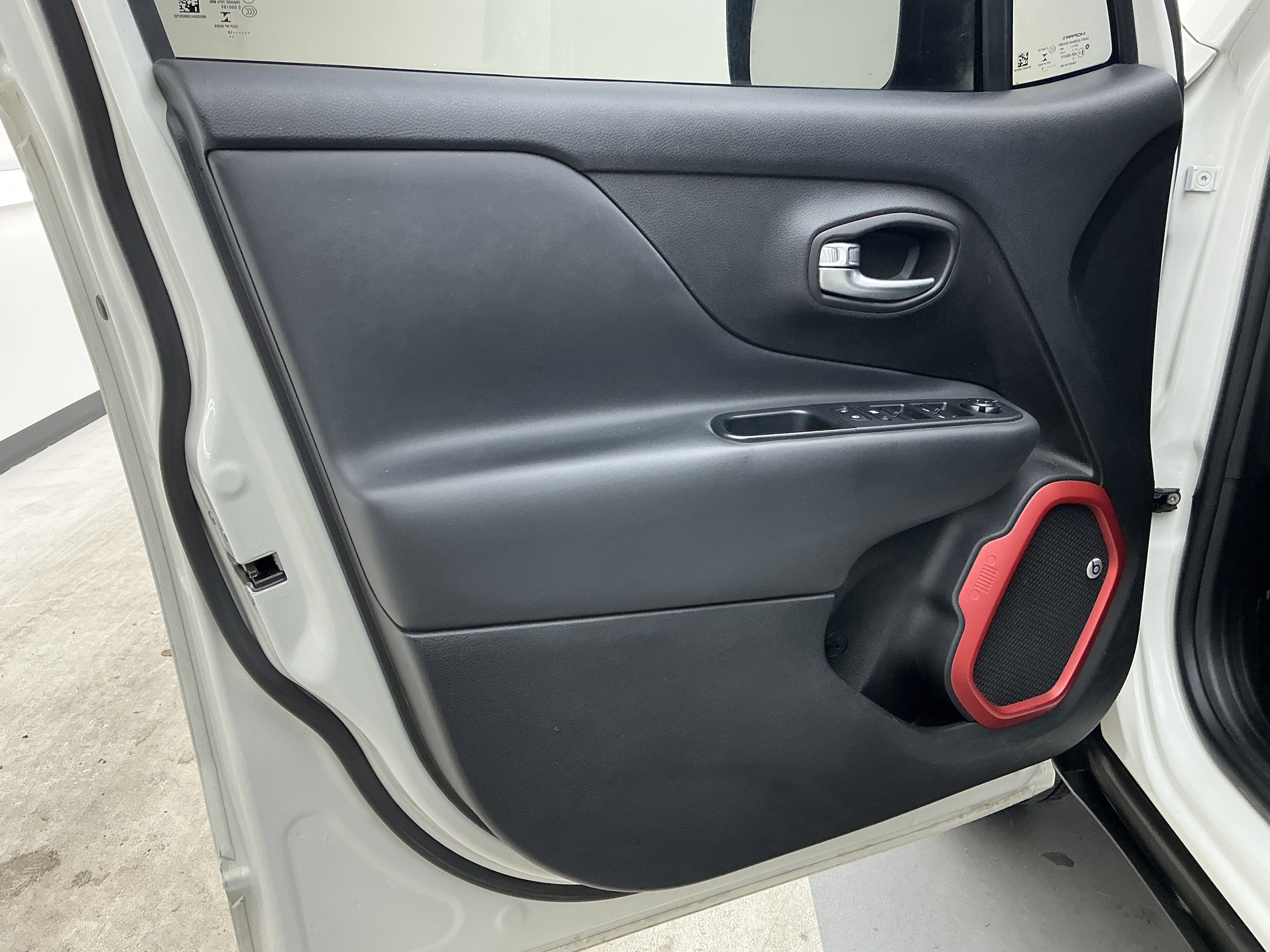 Used 2018 Alpine White Jeep Trailhawk image 15