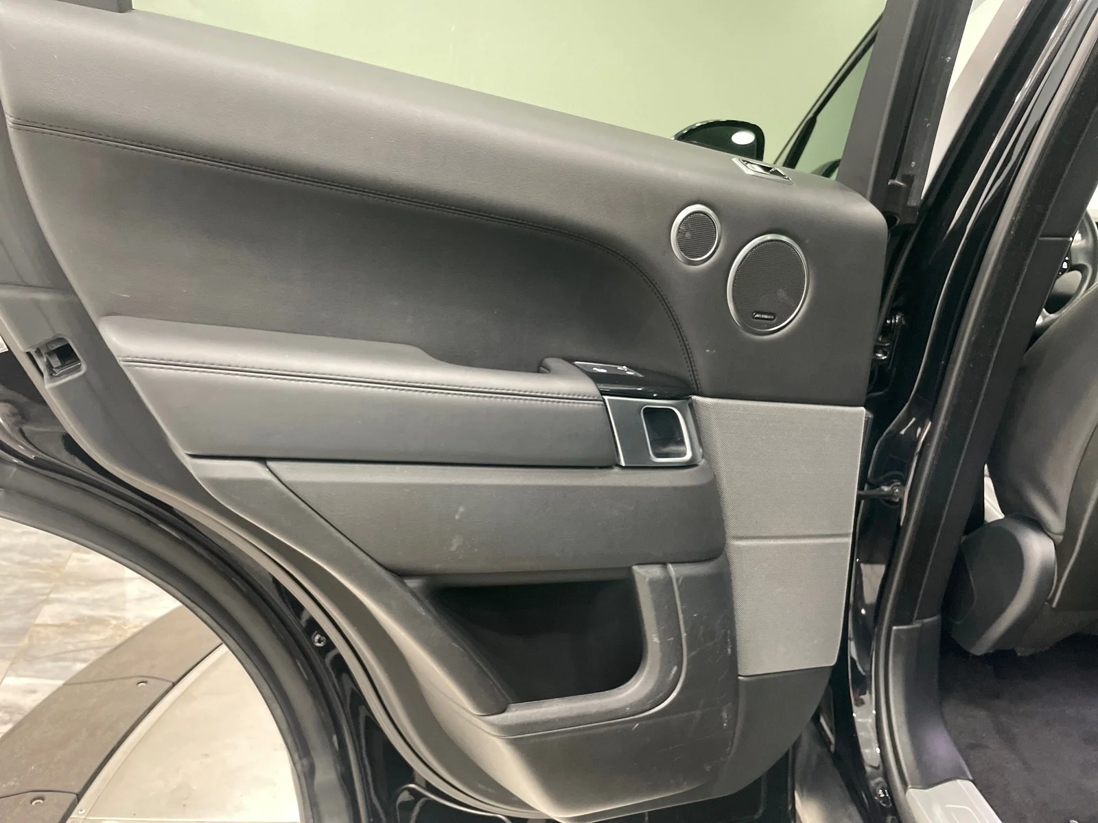 Used 2019 BLACK Land Rover HSE image 26