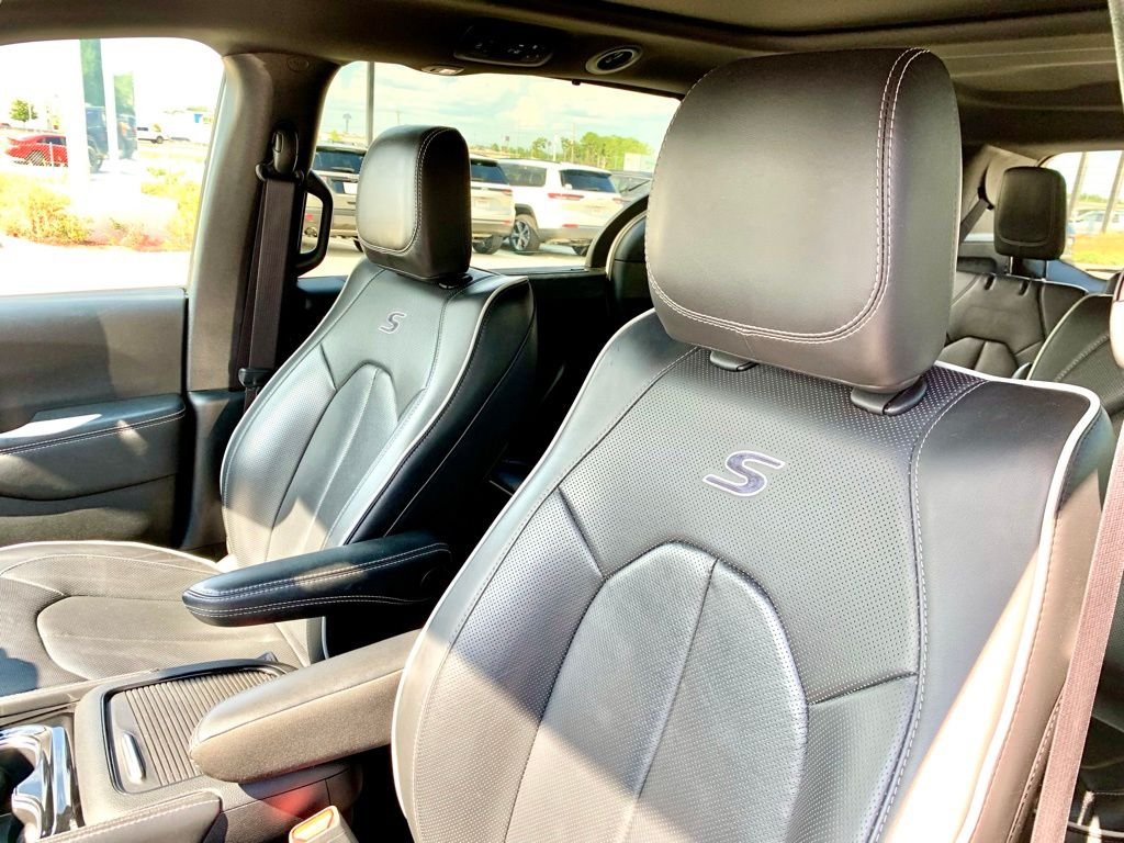 Used 2025 White Chrysler Limited image 15