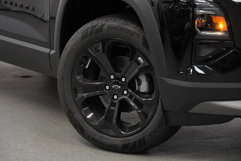 New 2027 Mosaic Black Metallic Chevrolet LT image 10