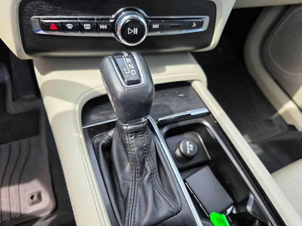 Used 2020 White Volvo T5 Momentum 7 Passenger image 19
