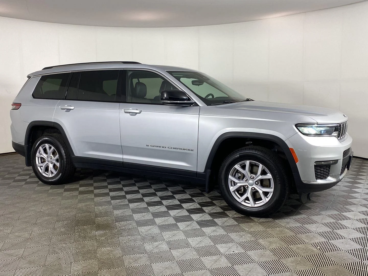 Used 2021 Silver Zynith Jeep Limited image 3