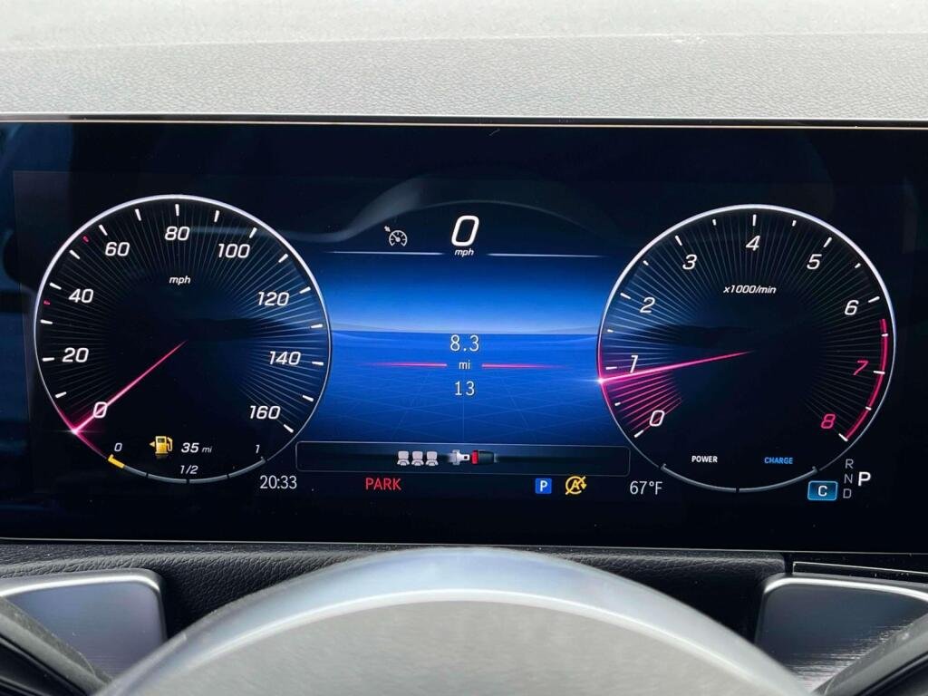 New 2026 Polar White Mercedes-Benz GLB 250 image 3