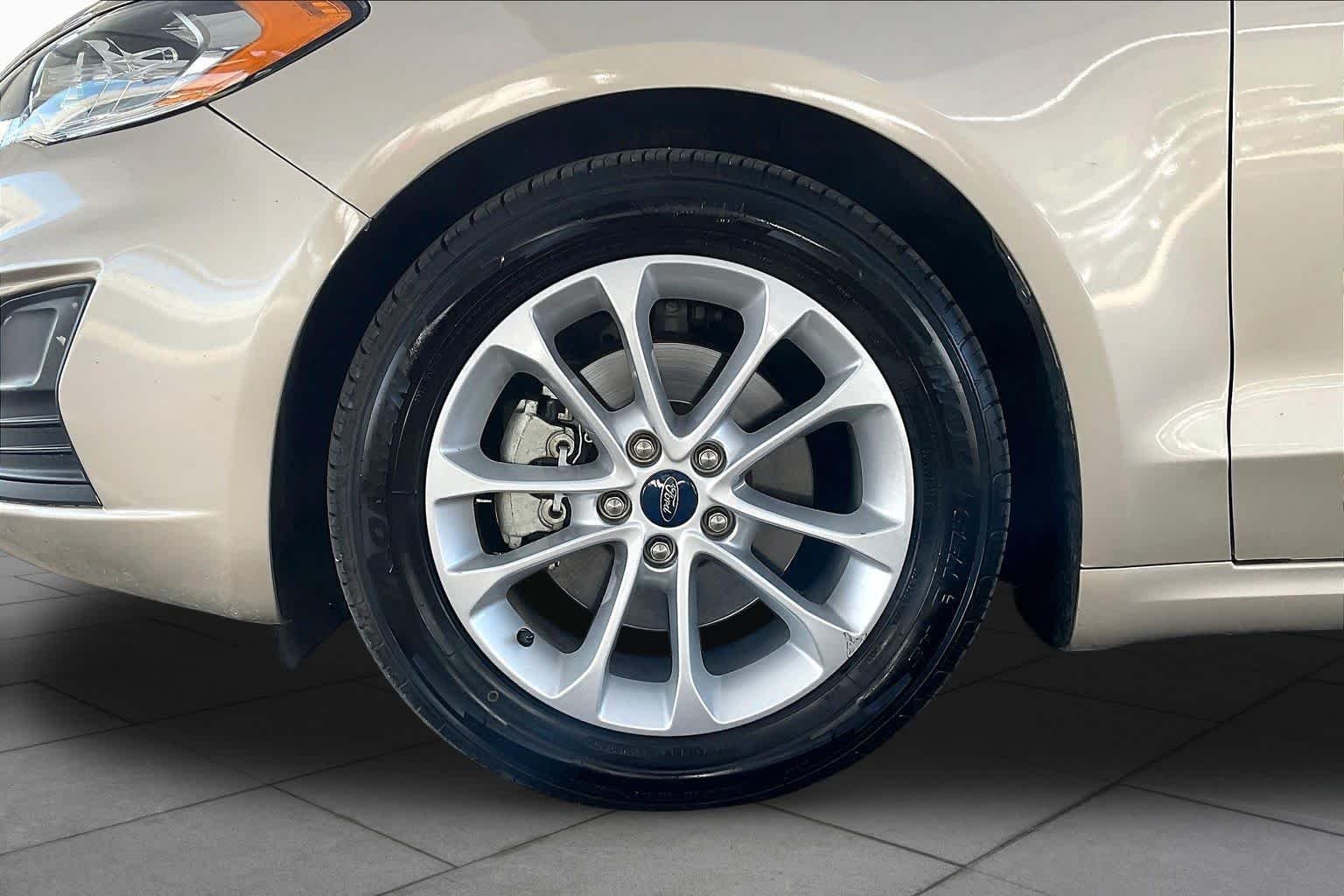 Used 2019 White Gold Metallic Ford SE image 11