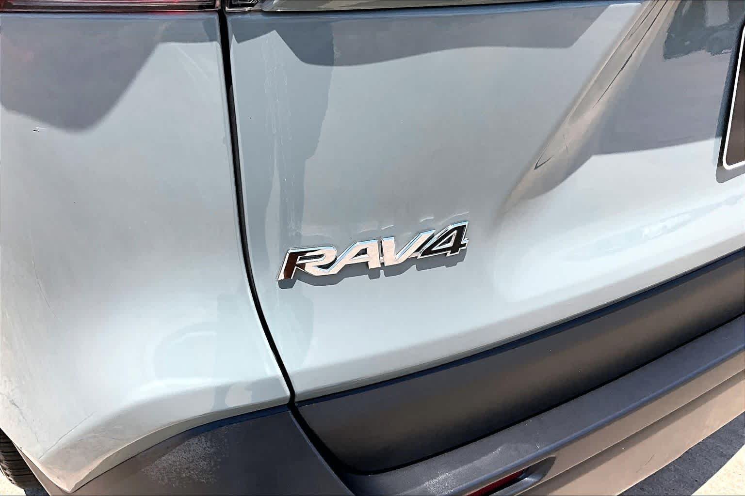 Used 2020 Lunar Rock Toyota XLE Premium image 31