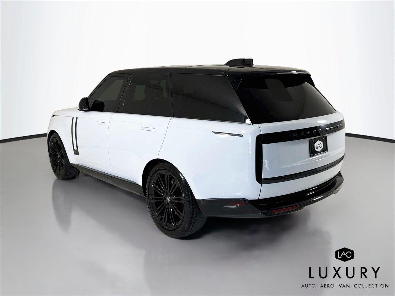 Used 2024 Fuji White Land Rover SE | Blackout Pkg | 360 Camera | Heated/Vented Seats image 8