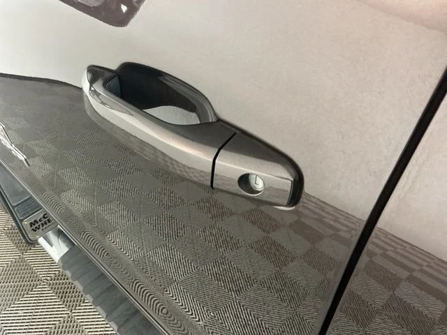 Used 2016  GMC SLE image 10