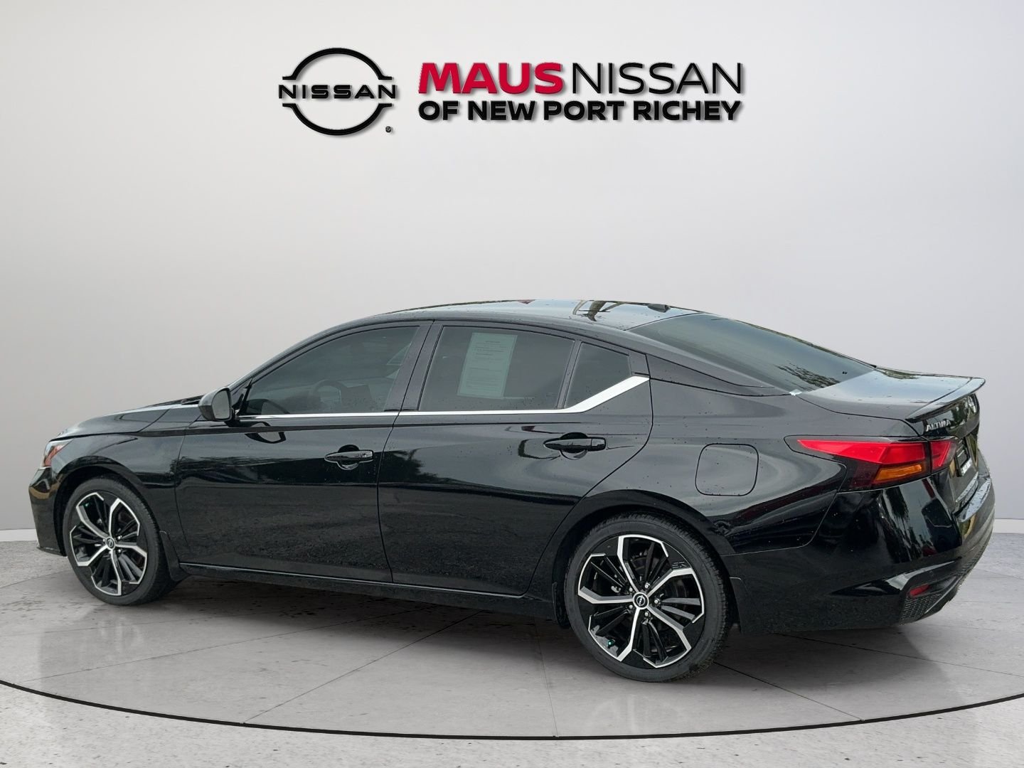 Used 2025 Super Black Nissan 2.5 SR image 6
