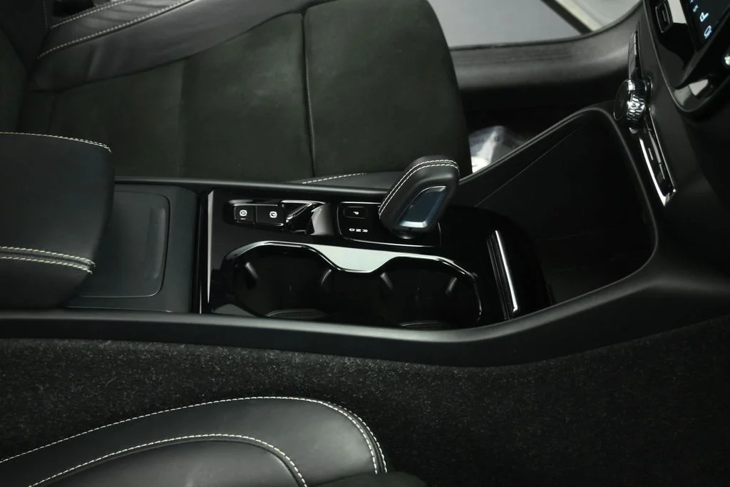 Used 2022 White Volvo R-Design image 56