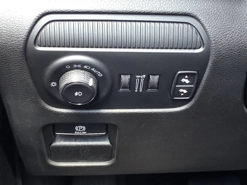 Used 2023 White Jeep Series II image 28