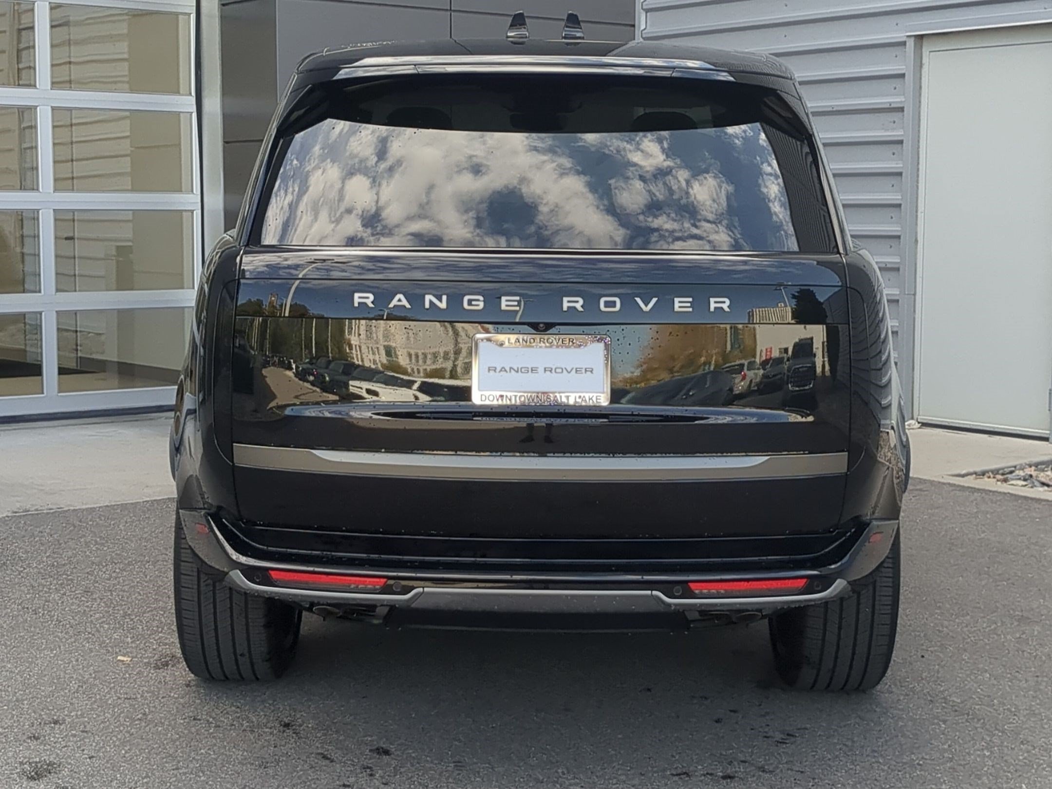 New 2027 Santorini Black Land Rover P530 SE image 7