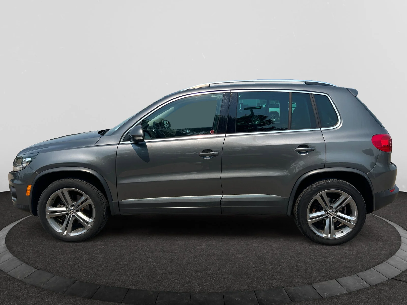 Used 2017 Silver Volkswagen Highline image 2