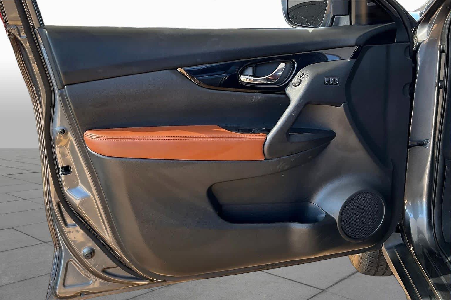 Used 2017 Gun Metallic Nissan SL image 19