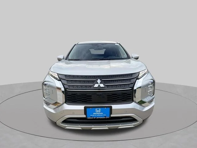 Used 2024 Silver Mitsubishi SE image 10