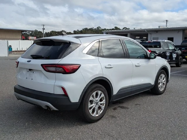 Used 2024 Oxford White Ford Active image 3