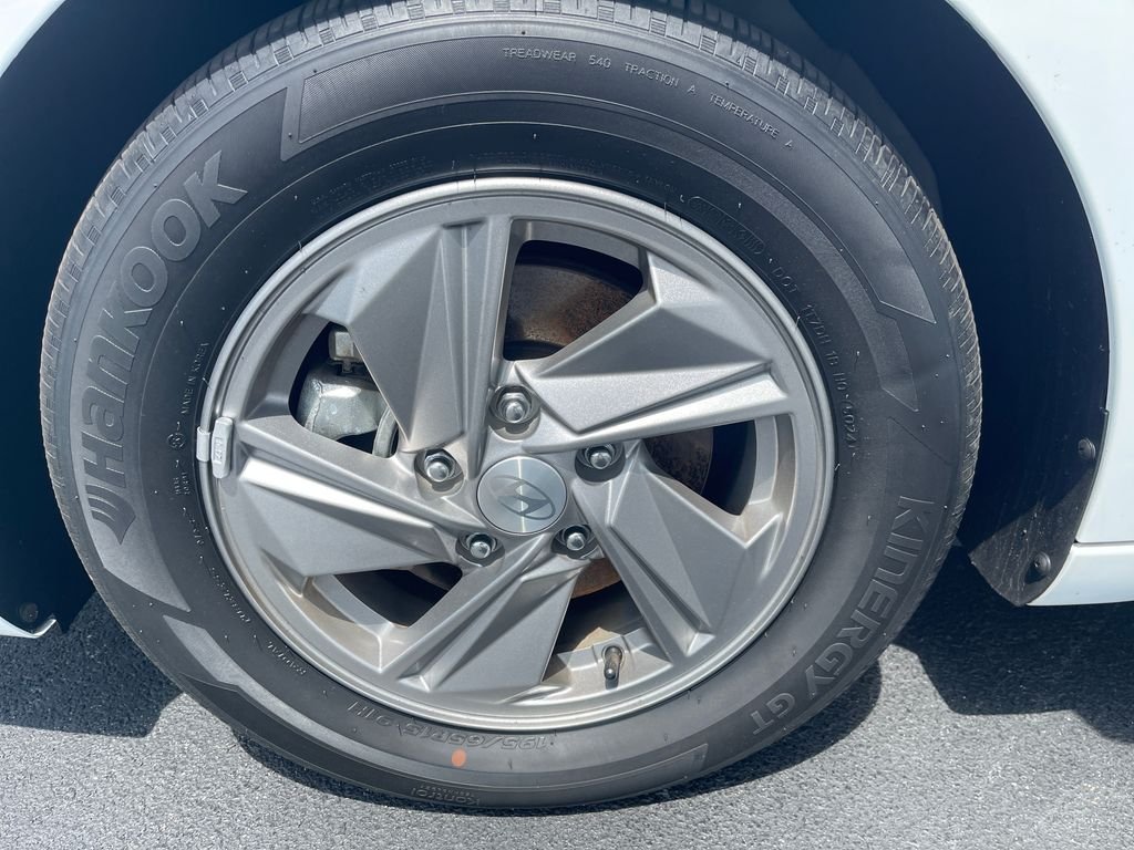 Used 2025 White Hyundai SE image 10