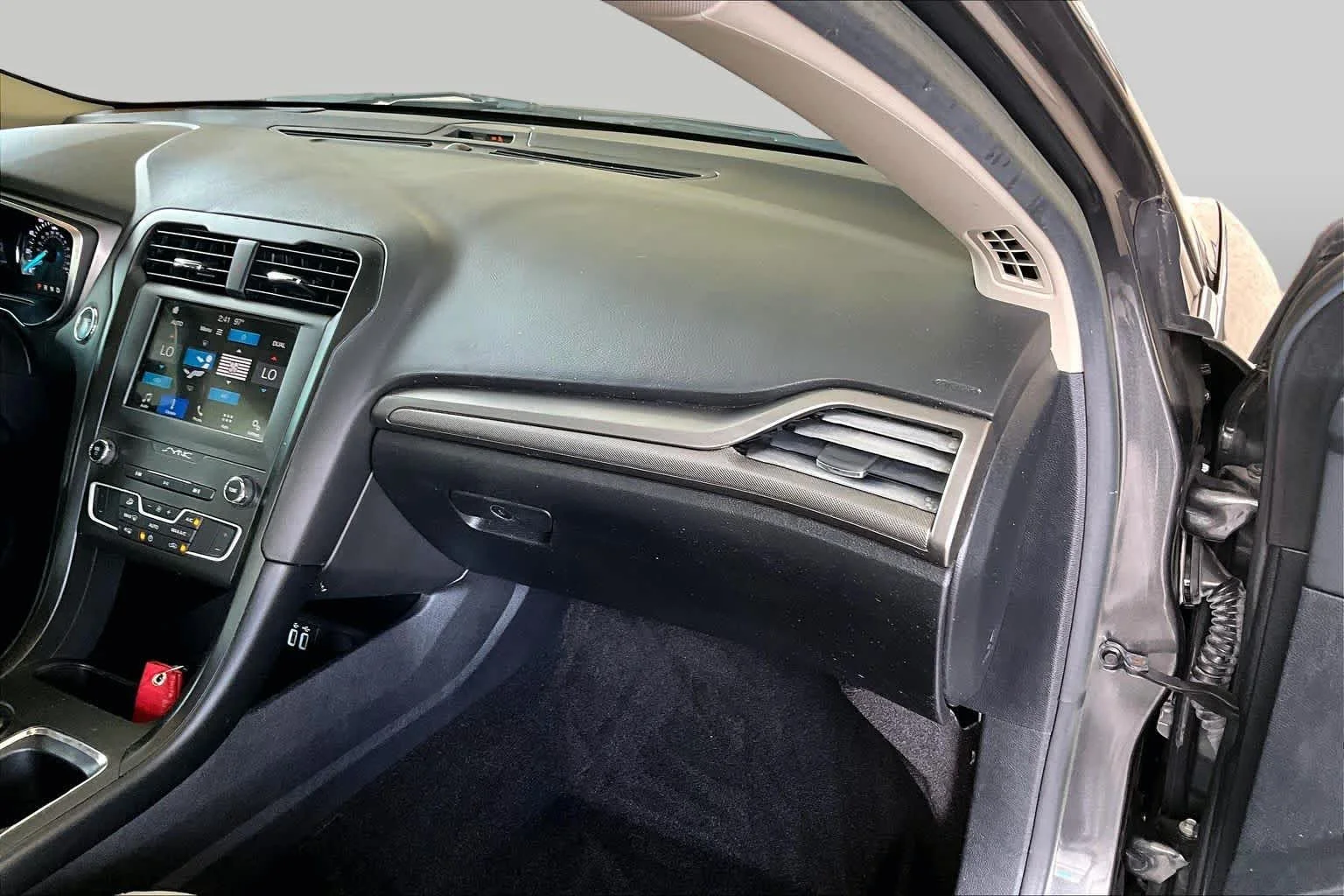 Used 2019 Magnetic Metallic Ford SE image 18
