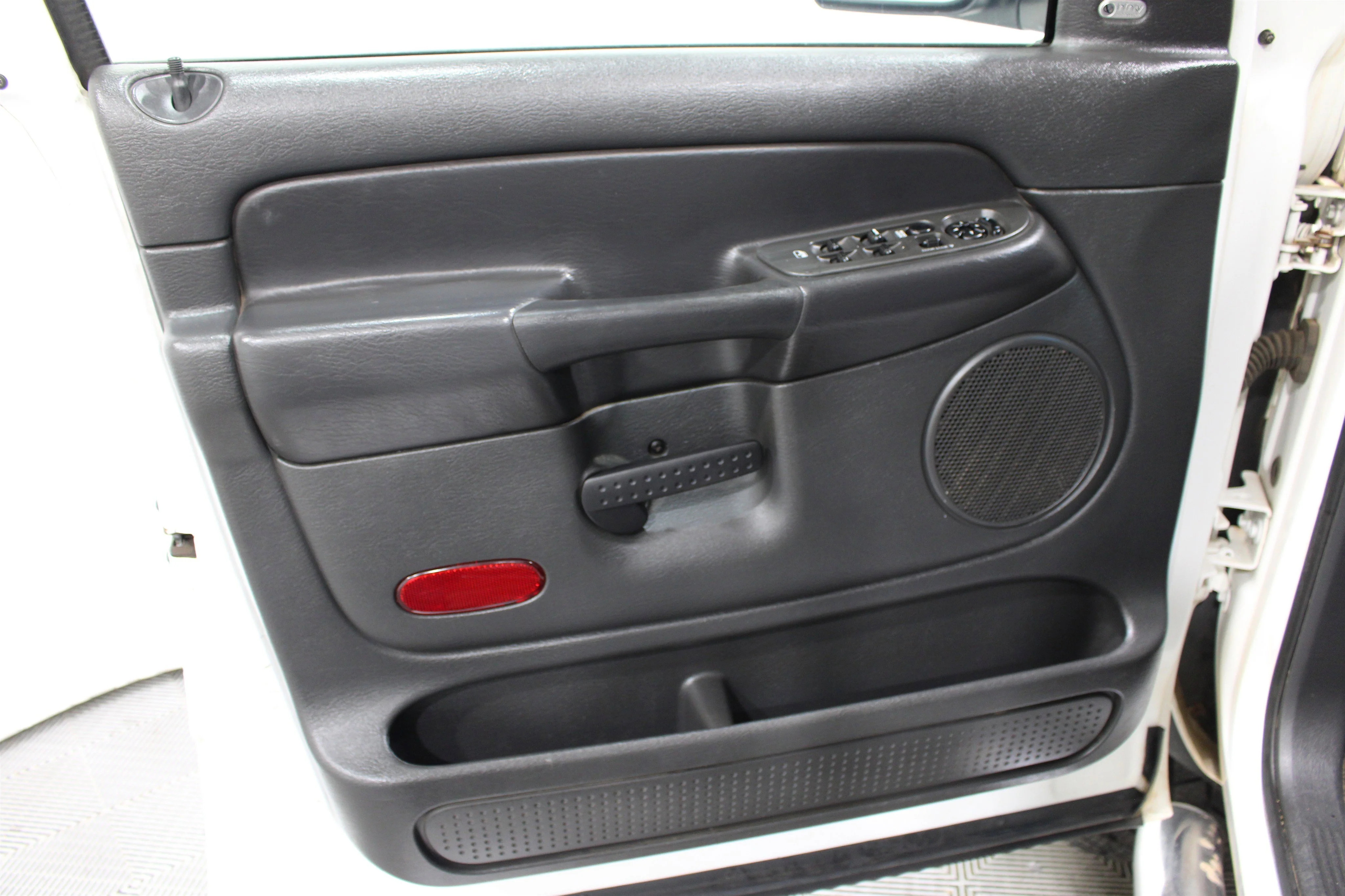 Used 2005 Bright White Dodge SLT image 6