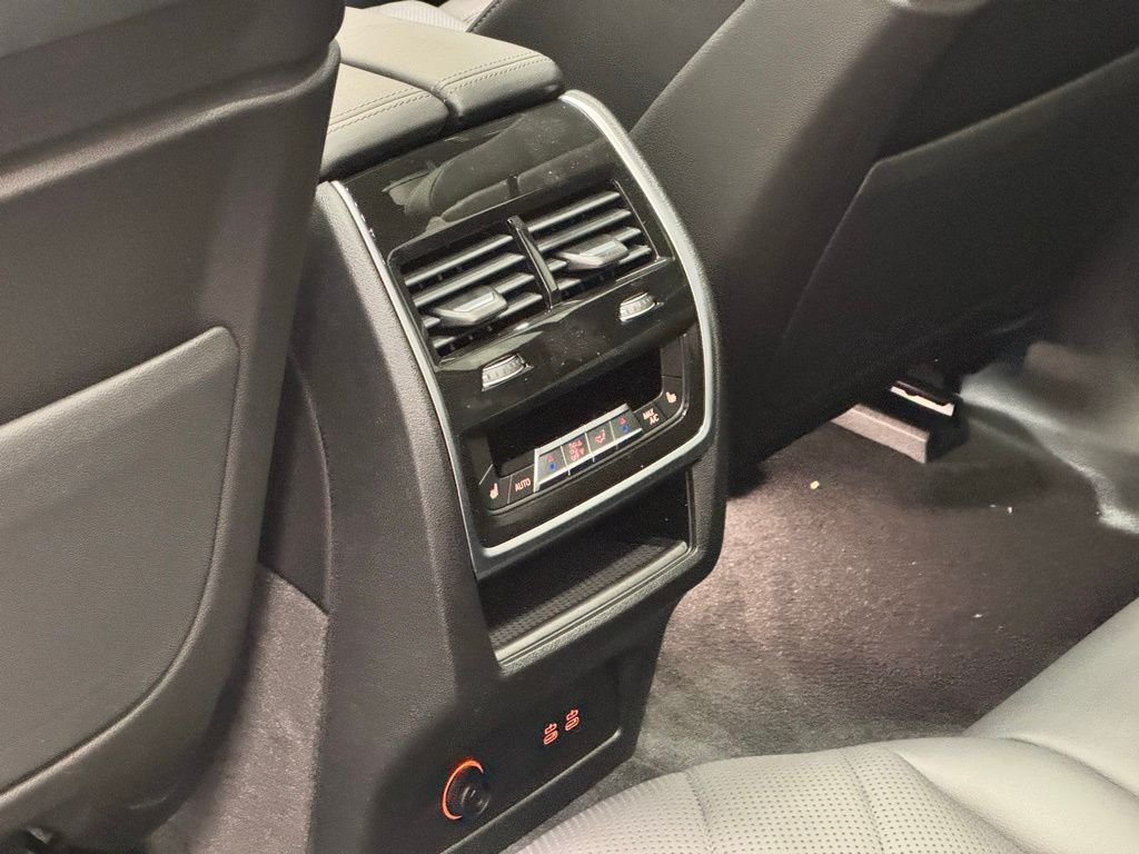 Used 2026 Black BMW xDrive40i image 19
